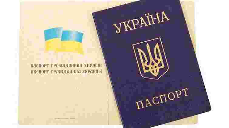 Українці не зобов’язані міняти старі паспорти на біометричні