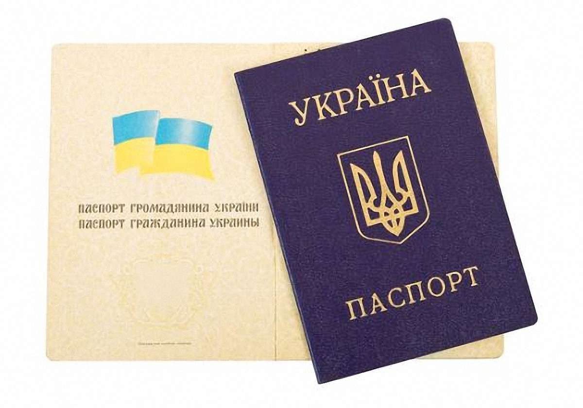 Українці не зобов’язані міняти старі паспорти на біометричні