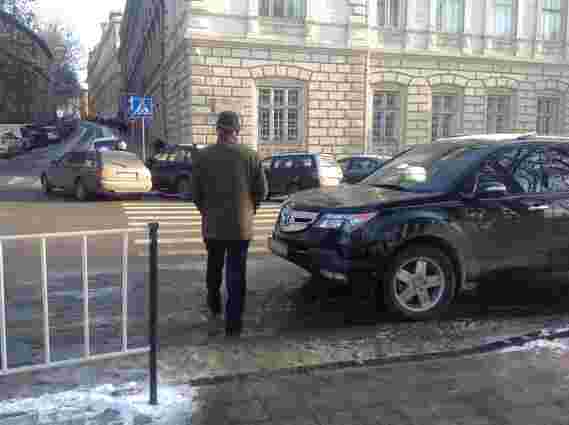 Чиновники у Львові паркуються на переходах у день свого свята. Фото