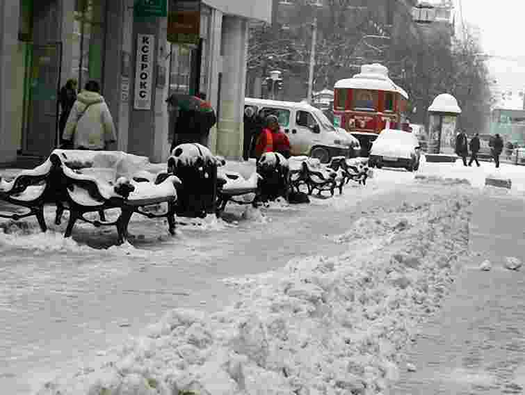 Сьогодні через снігопад центр Львова відкрили для проїзду транспорту 