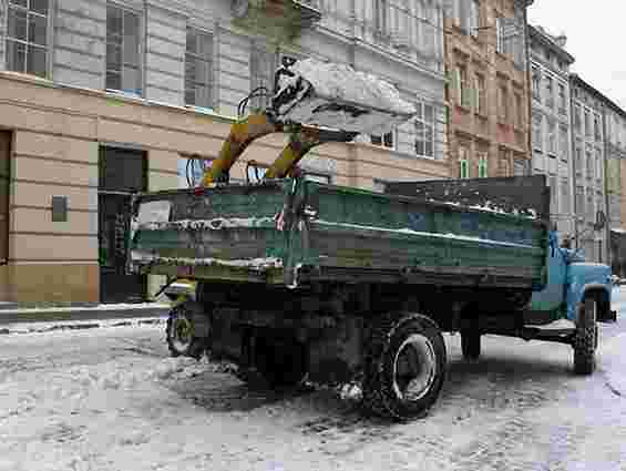 Вночі Львів від снігу прибирали 80 одиниць техніки 