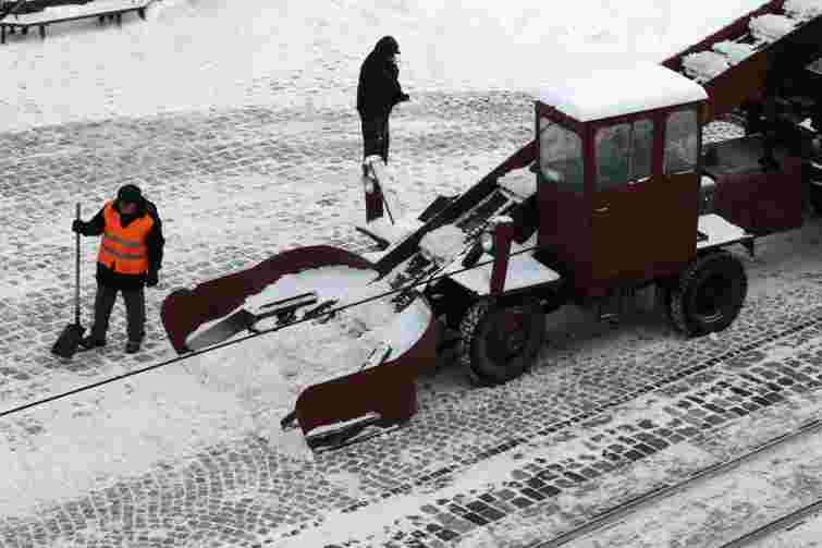 Уночі Львів від снігу прибирала 41 спецмашина