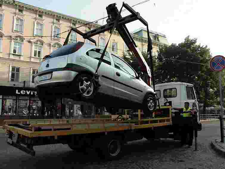 У Львові за два дні евакуювали 18 автомобілів