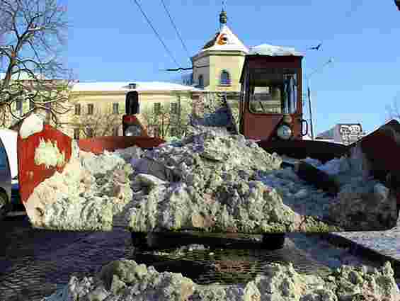 Уночі Львів від снігу прибирало 80 спецмашин