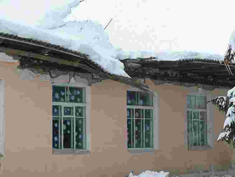 Через сніг провалилась покрівля в школі на Вінниччині