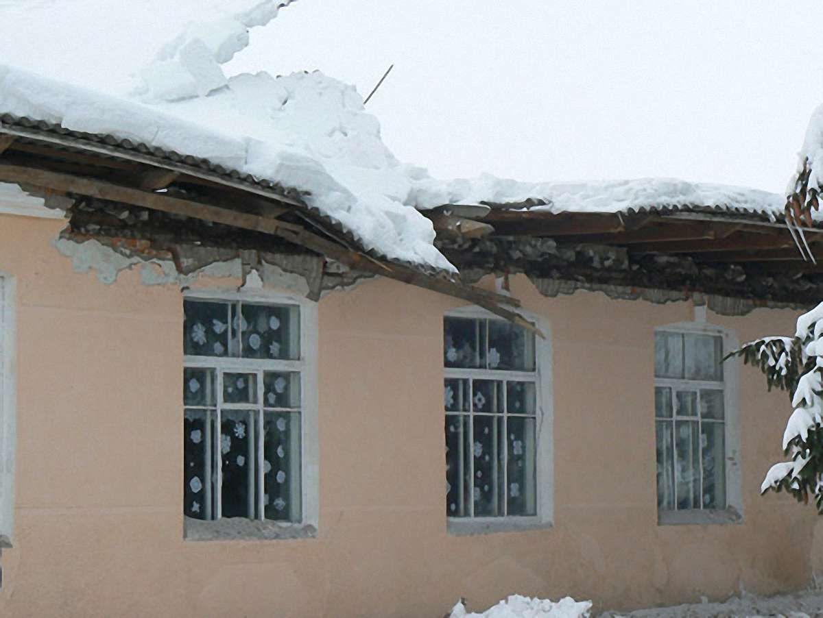 Через сніг провалилась покрівля в школі на Вінниччині
