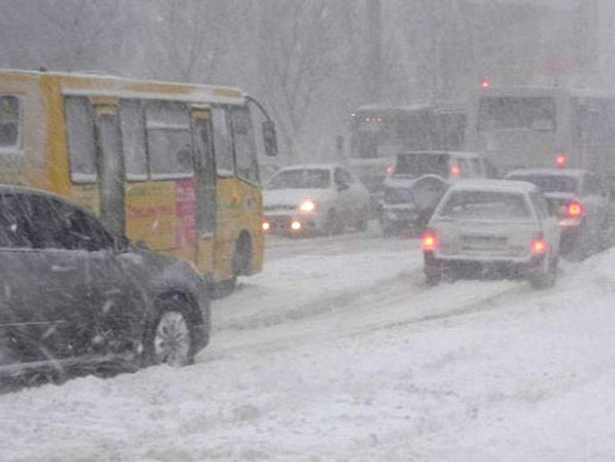 На завтра прогнозують сильний снігопад і ожеледь