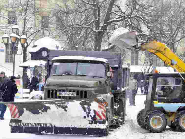 У центрі Львова снігоприбиральна техніка працювала цілу ніч