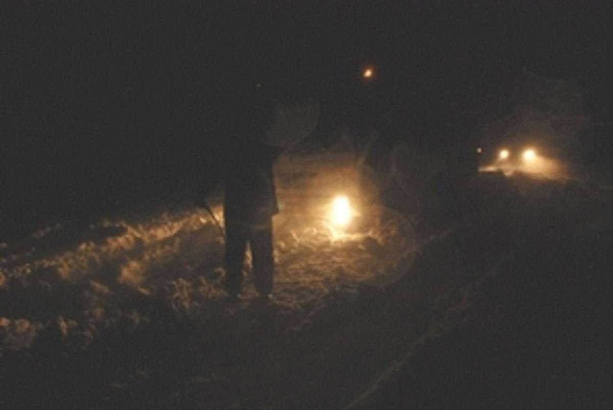На Хмельниччині авто з затору витягували військовою технікою