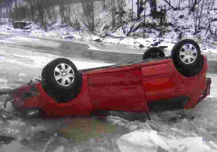 На Закарпатті автомобіль зірвався у замерзлу річку