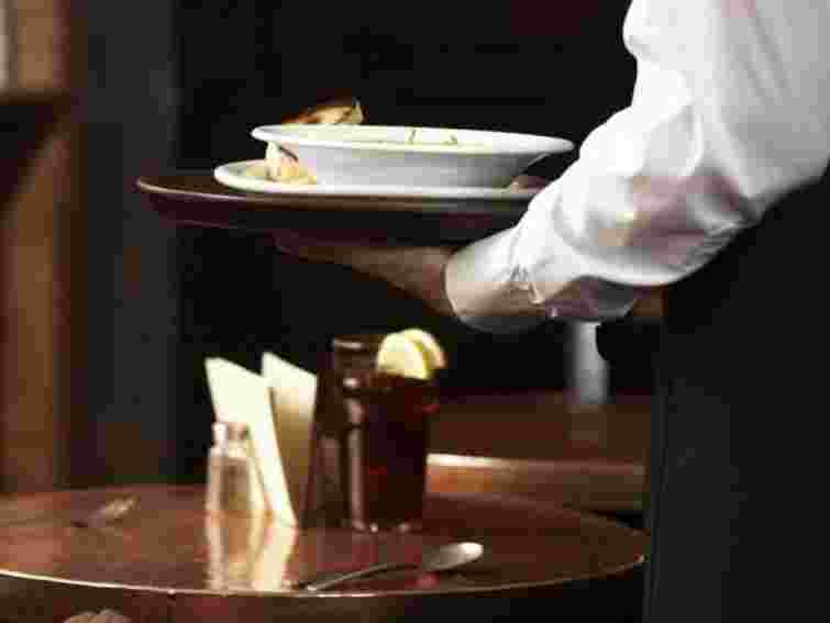 Українці вважають офіціантів неввічливими, але чайові лишають