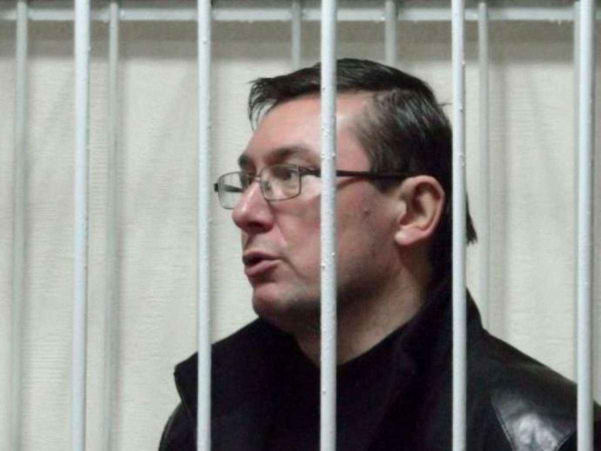 Тюремники кажуть, що оперувати Луценка не треба