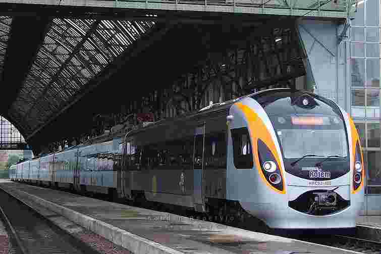 Hyundai без світла і тепла тягнули до Харкова старим локомотивом