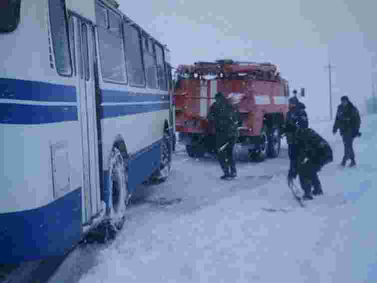 Рух на дорогах Тернопільщини досі ускладнений