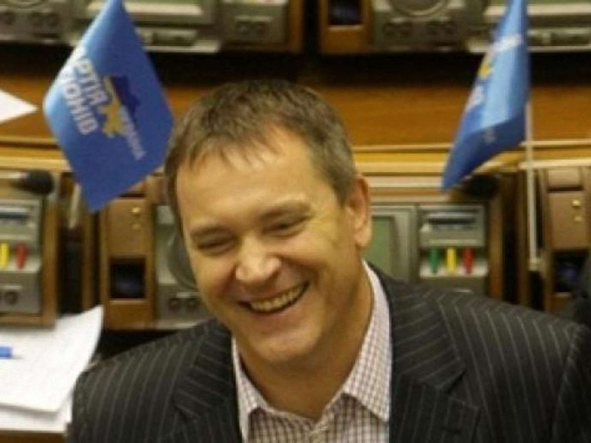 Колесніченко хоче поширити закон про мови на паспорти
