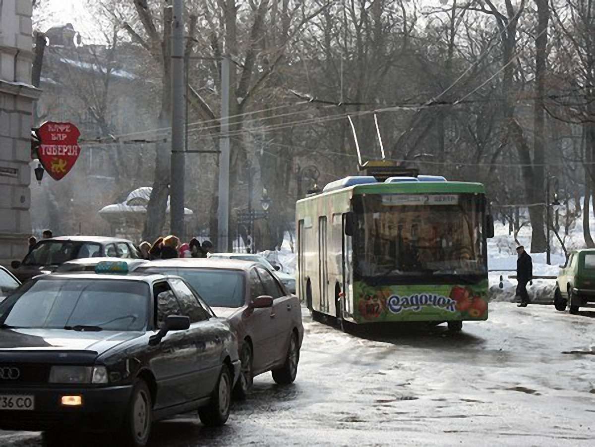 У Львові на Чорновола – затор через тролейбус
