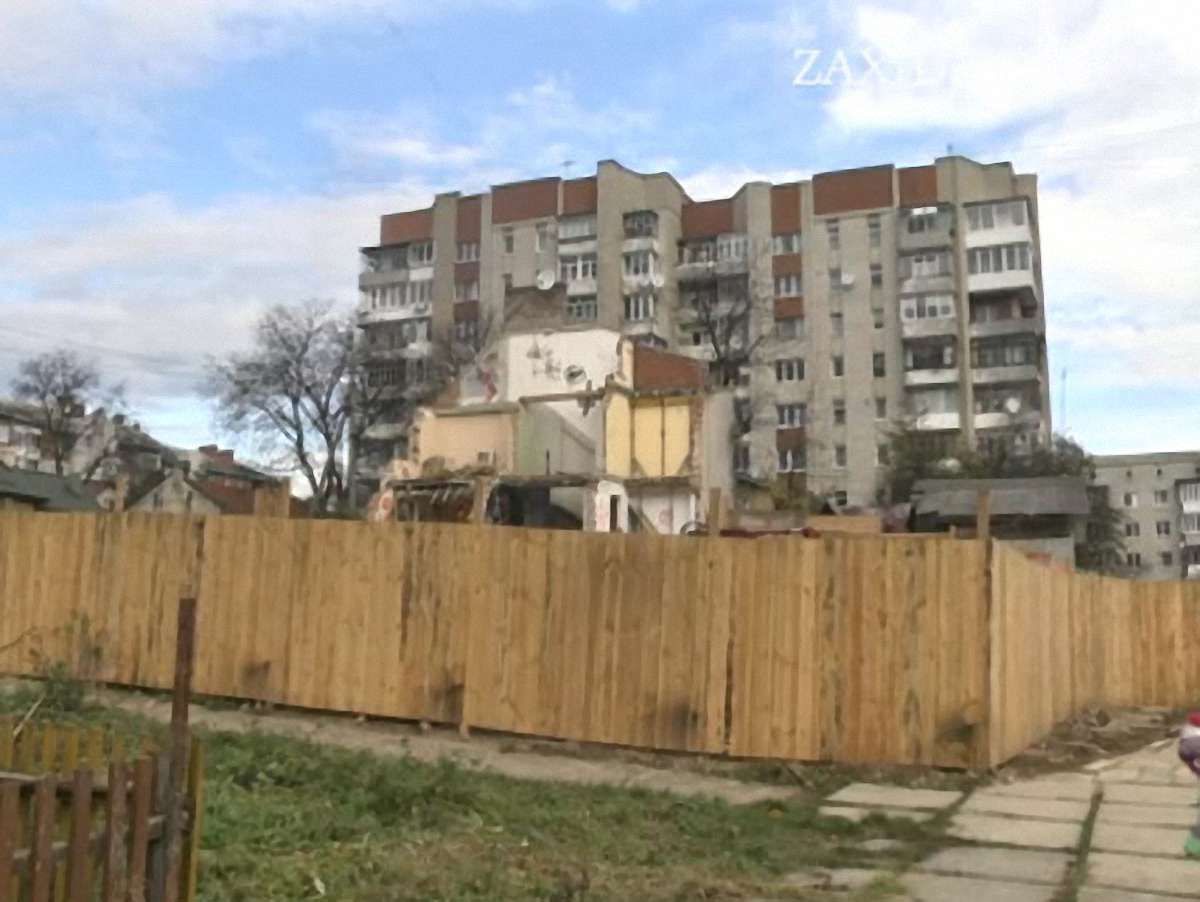 Через будівництво на Околичній з’явилися тріщини в сусідньому будинку