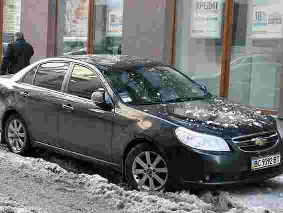 У Львові водіїв просять не паркуватись на тротуарах