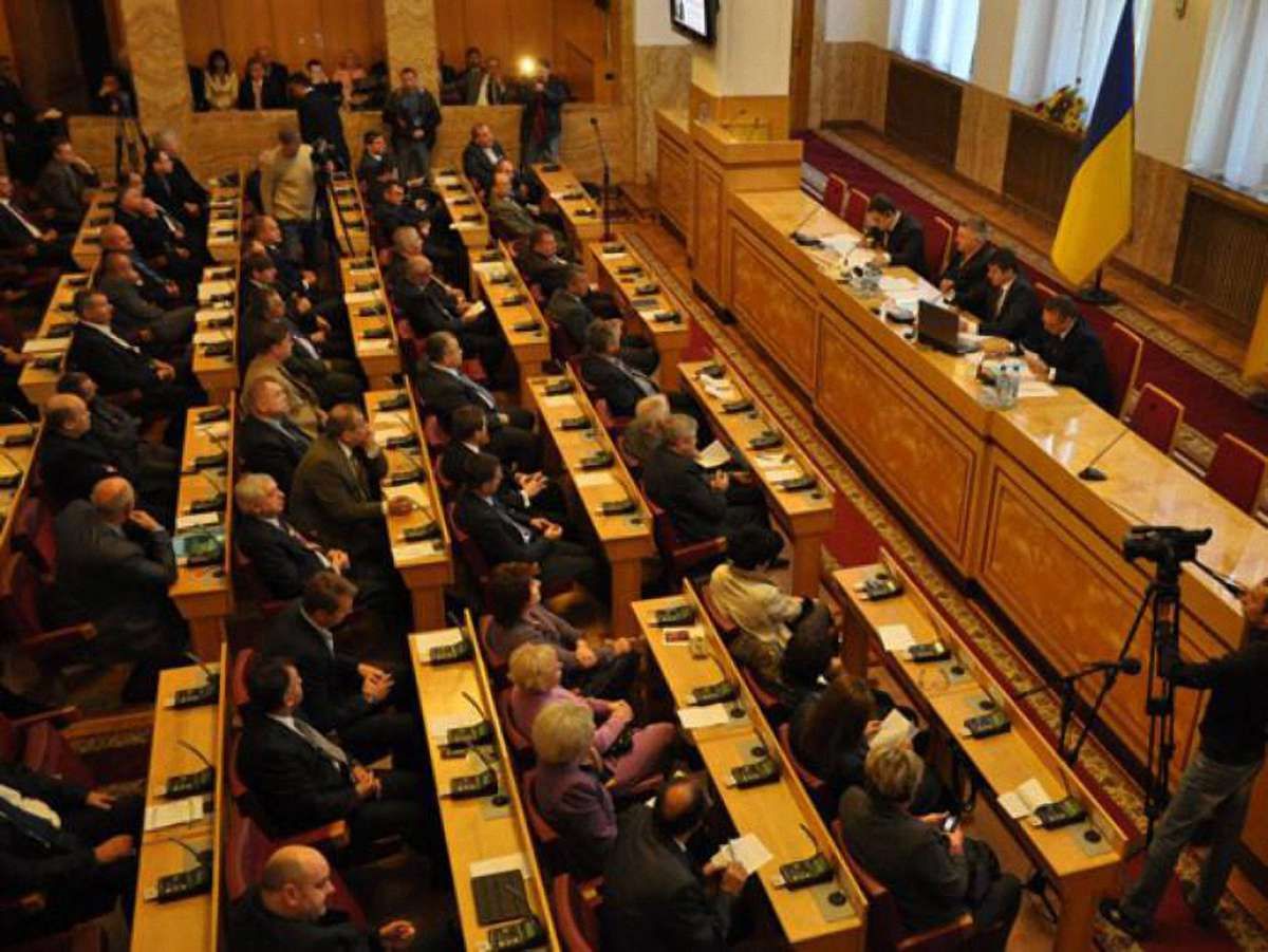 Облрада Закарпаття визнала особливий статус угорської, румунської та русинської мов