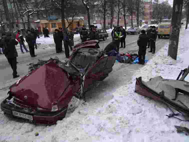 У Рівному «Опель» врізався в «Ікарус»: загинуло троє юнаків. Фото