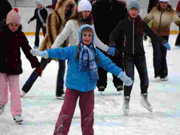 У Львові дітей з інтернатів навчатимуть кататися на ковзанах