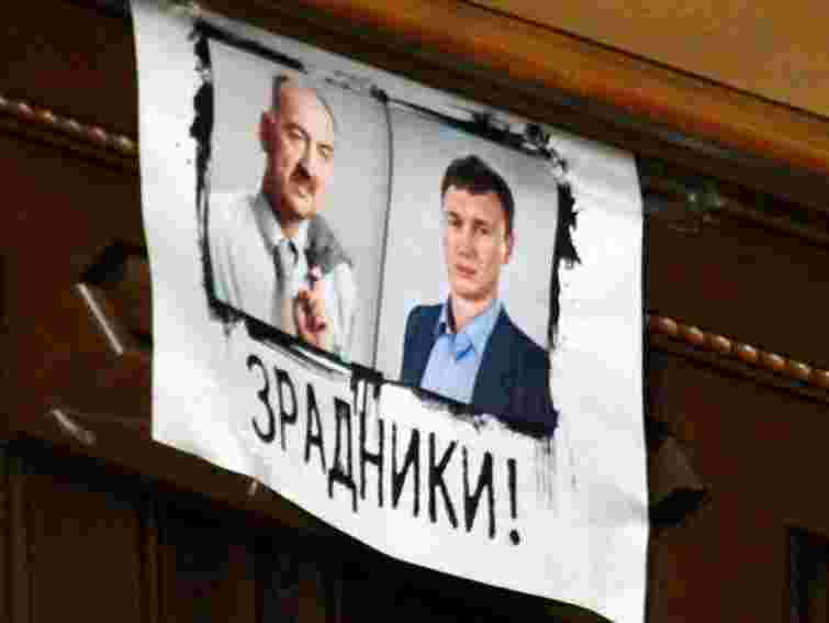 На дверях офісу Табалових повісили курячі тушки