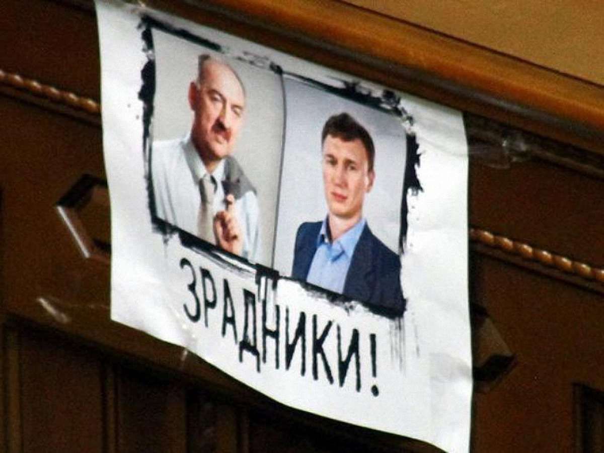 На дверях офісу Табалових повісили курячі тушки