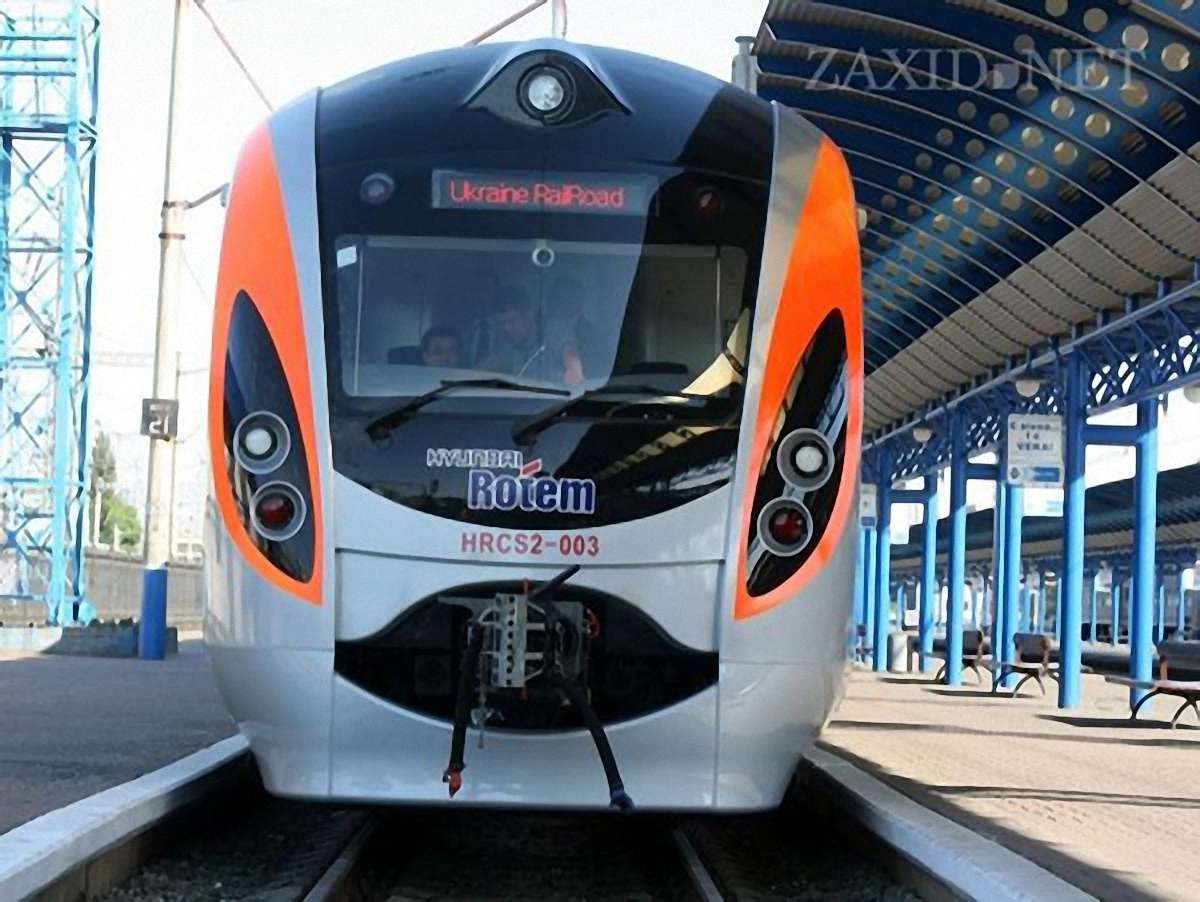 Потяг Hyundai застряг під Дніпродзержинськом