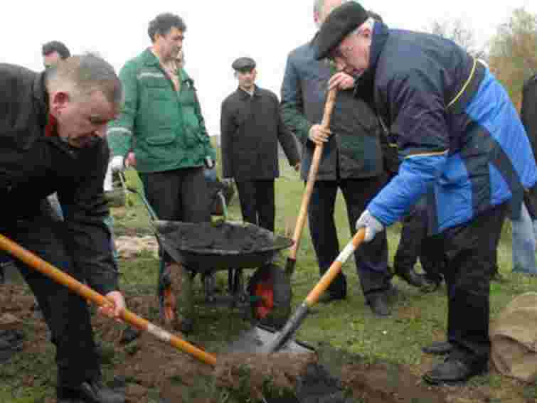 Азарову принесуть лопату