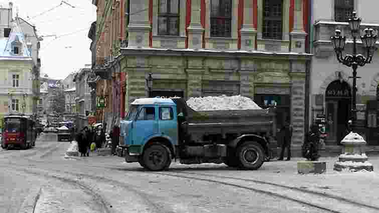 У ніч на понеділок Львів прибирали від снігу 30 машин