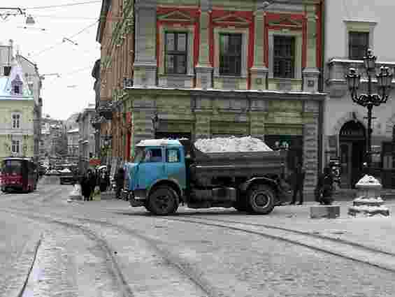 У ніч на понеділок Львів прибирали від снігу 30 машин