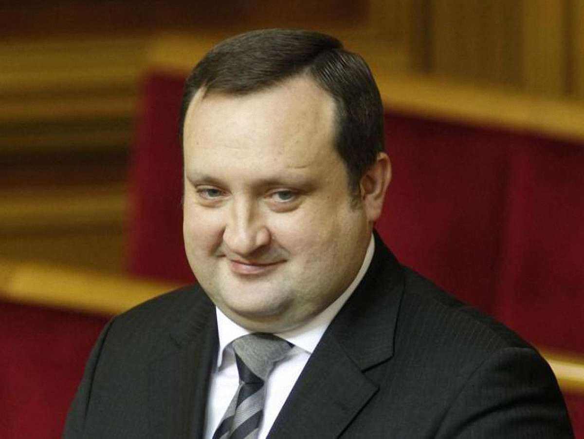 Політолог вважає, що Арбузова готують на місце Азарова