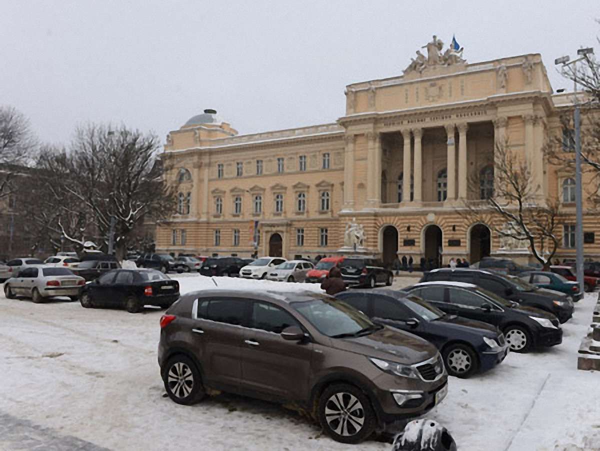 Площа біля пам’ятника Івану Франку перетворилась на парковку. Фото