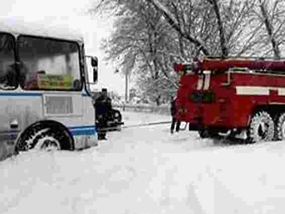 На Львівщині в снігових заметах застрягло два автобуси