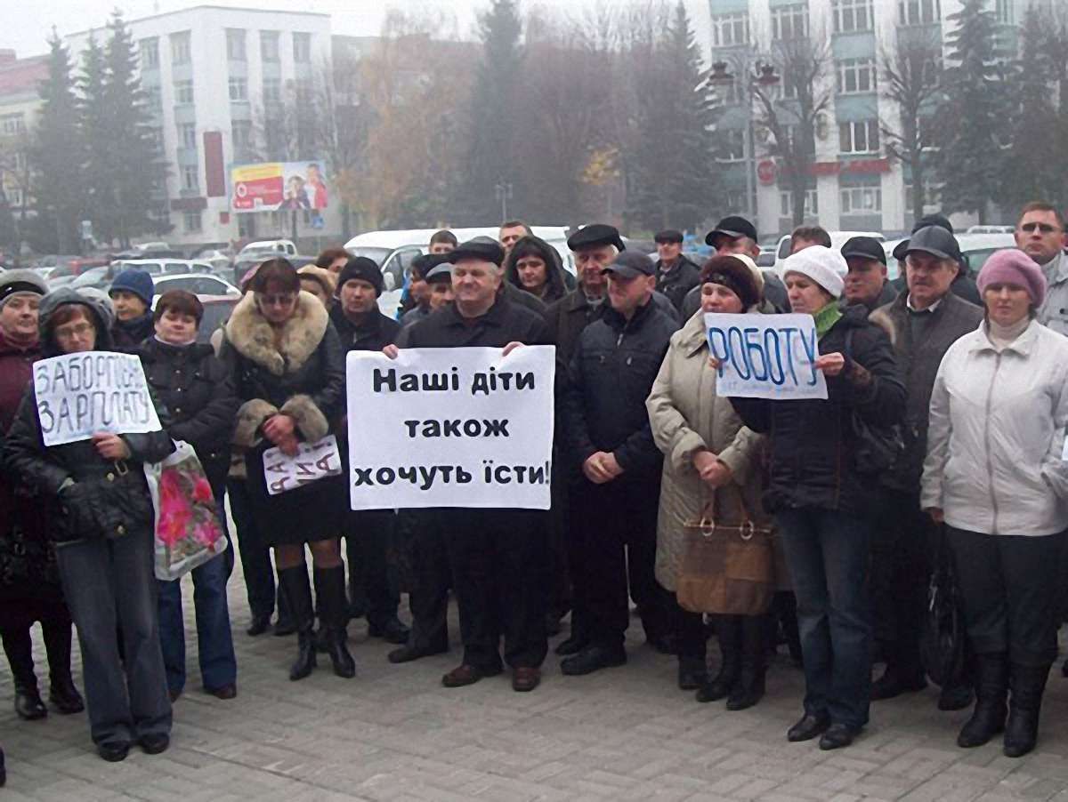 Ливарники, вимагаючи зарплати, перекрили дорогу Рівне-Луцьк