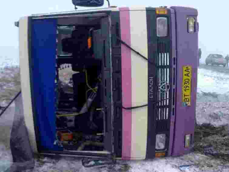 На Херсонщині перекинувся автобус: загинула людина