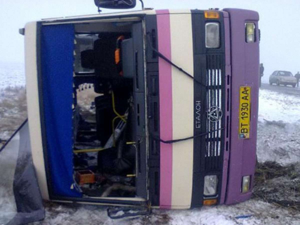 На Херсонщині перекинувся автобус: загинула людина