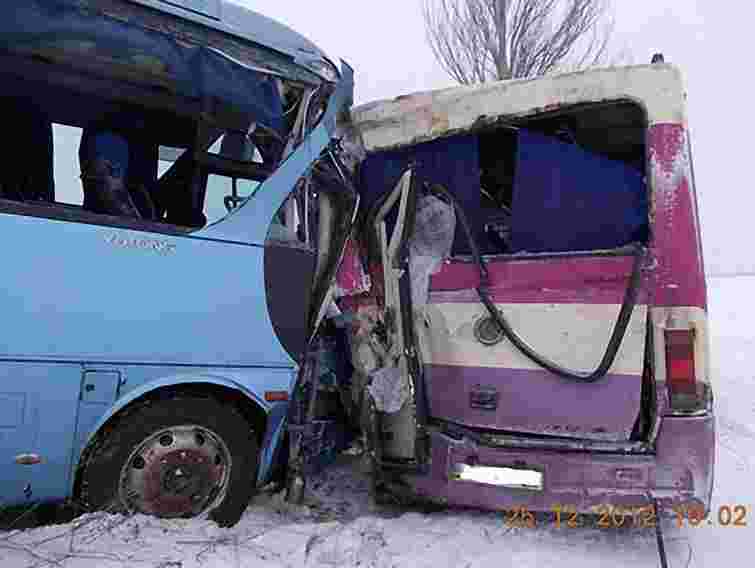 Водій автобуса збив на узбіччі іншого водія, що чистив скло