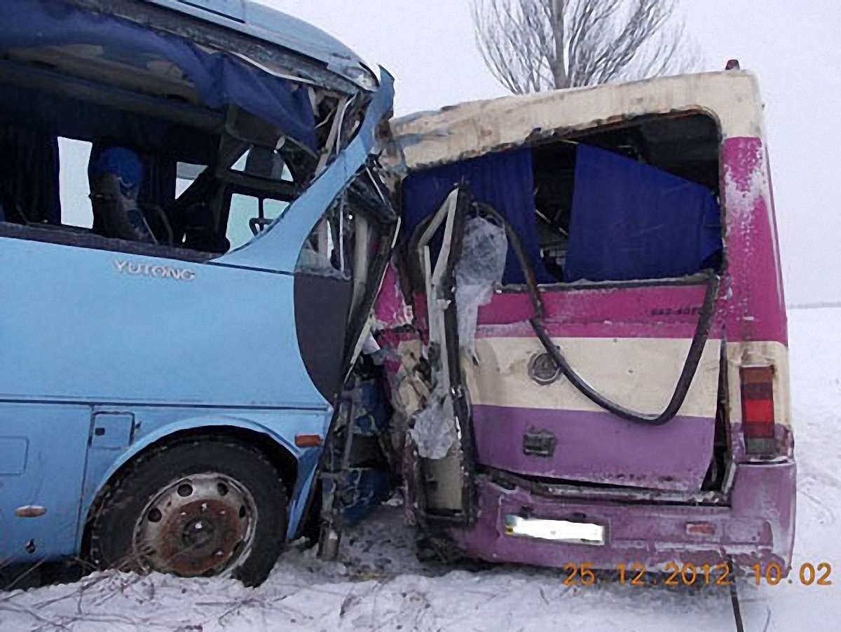 Водій автобуса збив на узбіччі іншого водія, що чистив скло