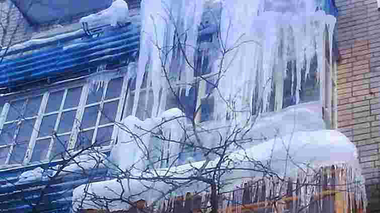 Чоловіку, травмованому брилою льоду у Львові, наклали шви