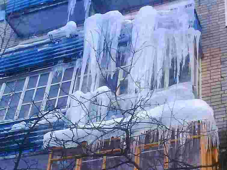 На Прикарпатті на чоловіка впала сніжна брила