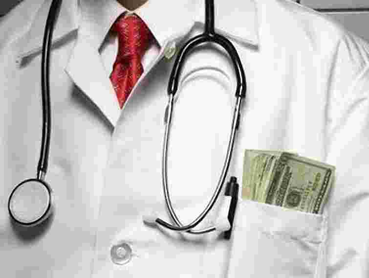 Обшукали помешкання лікарів, які вимагали хабарі від пацієнтів-сердечників