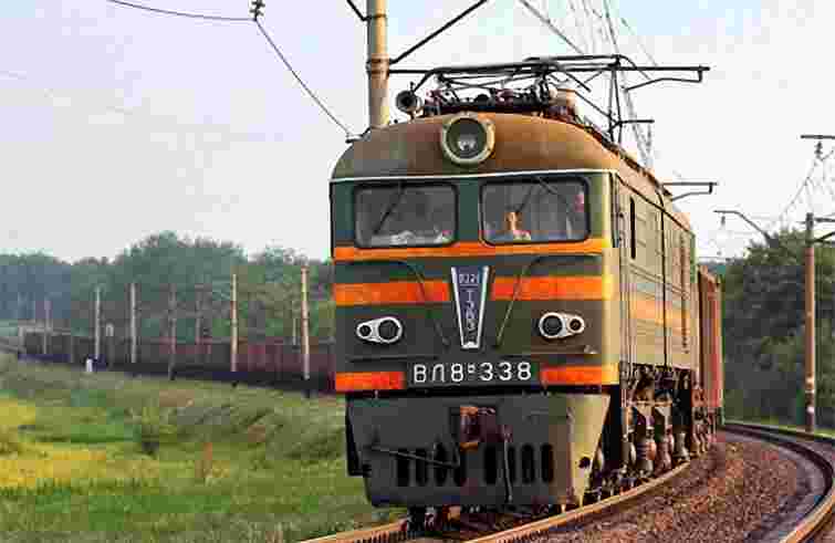 На Тернопільщині під колесами вантажного потяга помер чоловік