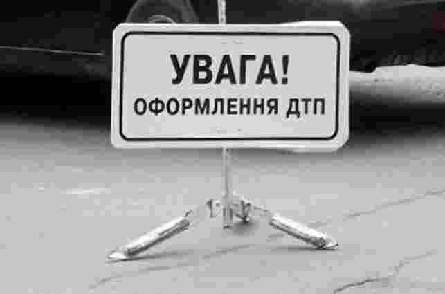 На Львівщині легковик врізався в туристичний автобус: двоє загиблих