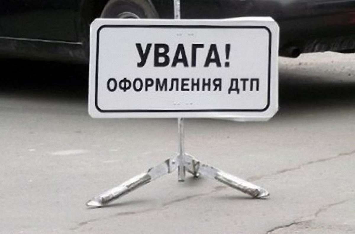 На Львівщині легковик врізався в туристичний автобус: двоє загиблих
