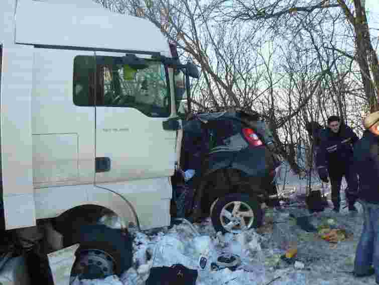 5 пасажирів легковика загинули при лобовому зіткненні з вантажівкою