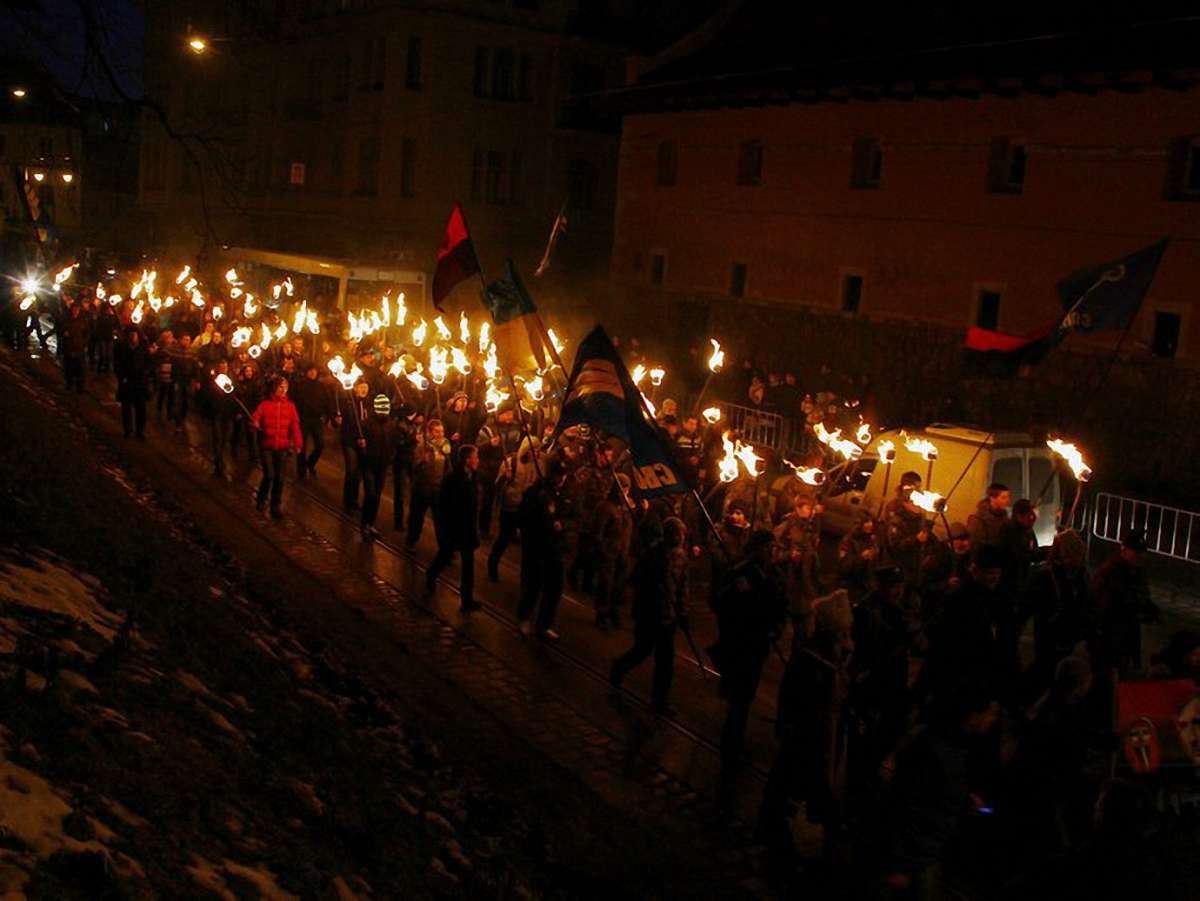 У Львові пройшла смолоскипна хода до пам’ятника Бандері