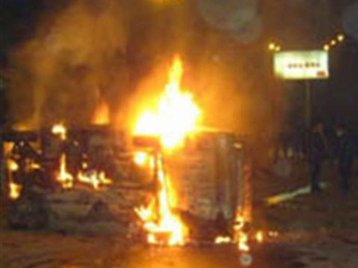 Понад тисячу автівок підпалили вандали у Франції