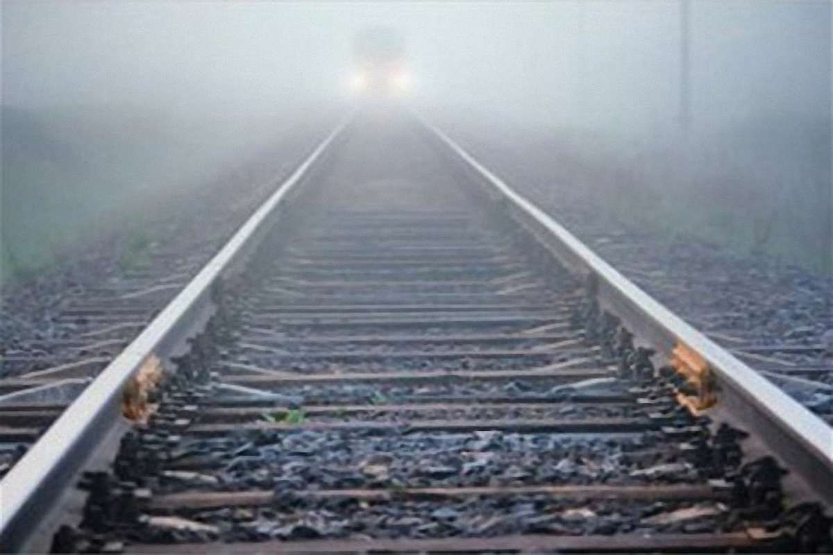 На Закарпатті чоловік заснув на шпалах і залишився без стопи