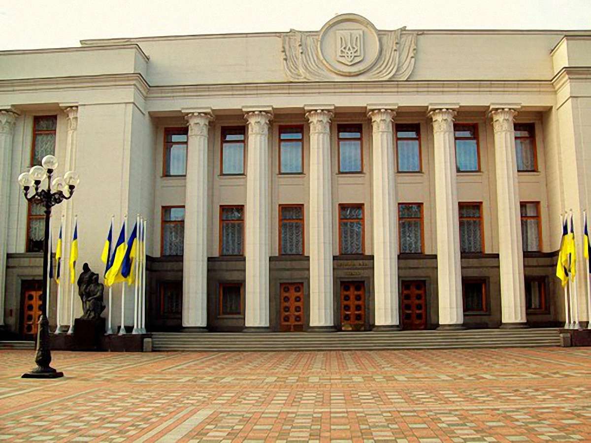Сьгодні народні депутати повертаються до роботи
